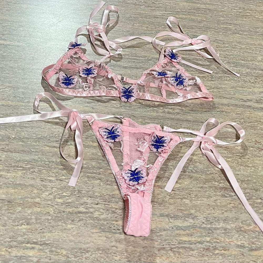 Lingerie set with embossed flowers with ribbons. - Picture 6 of 9